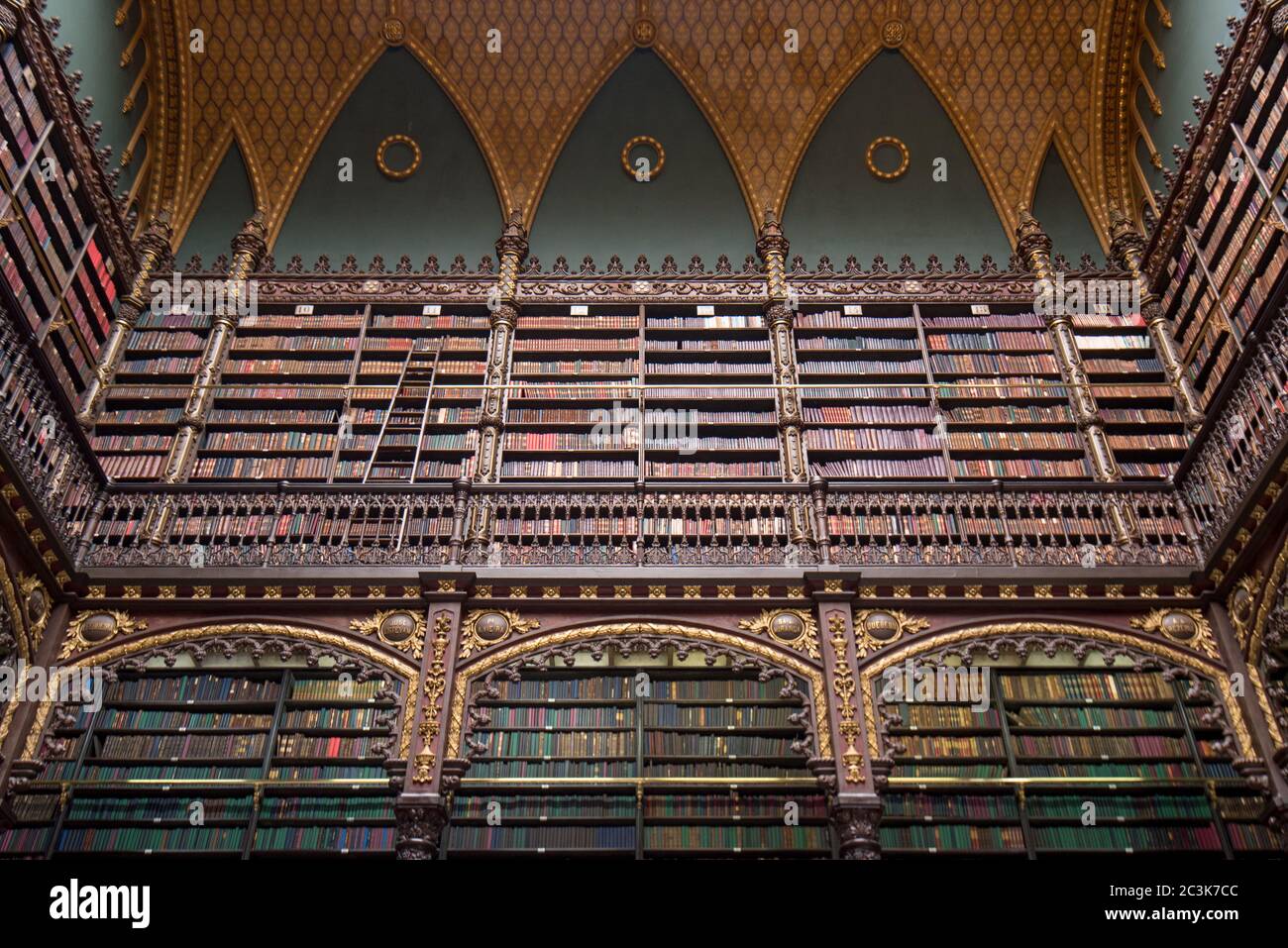 Schön dekorierte Regale voller antiker Bücher Stockfoto