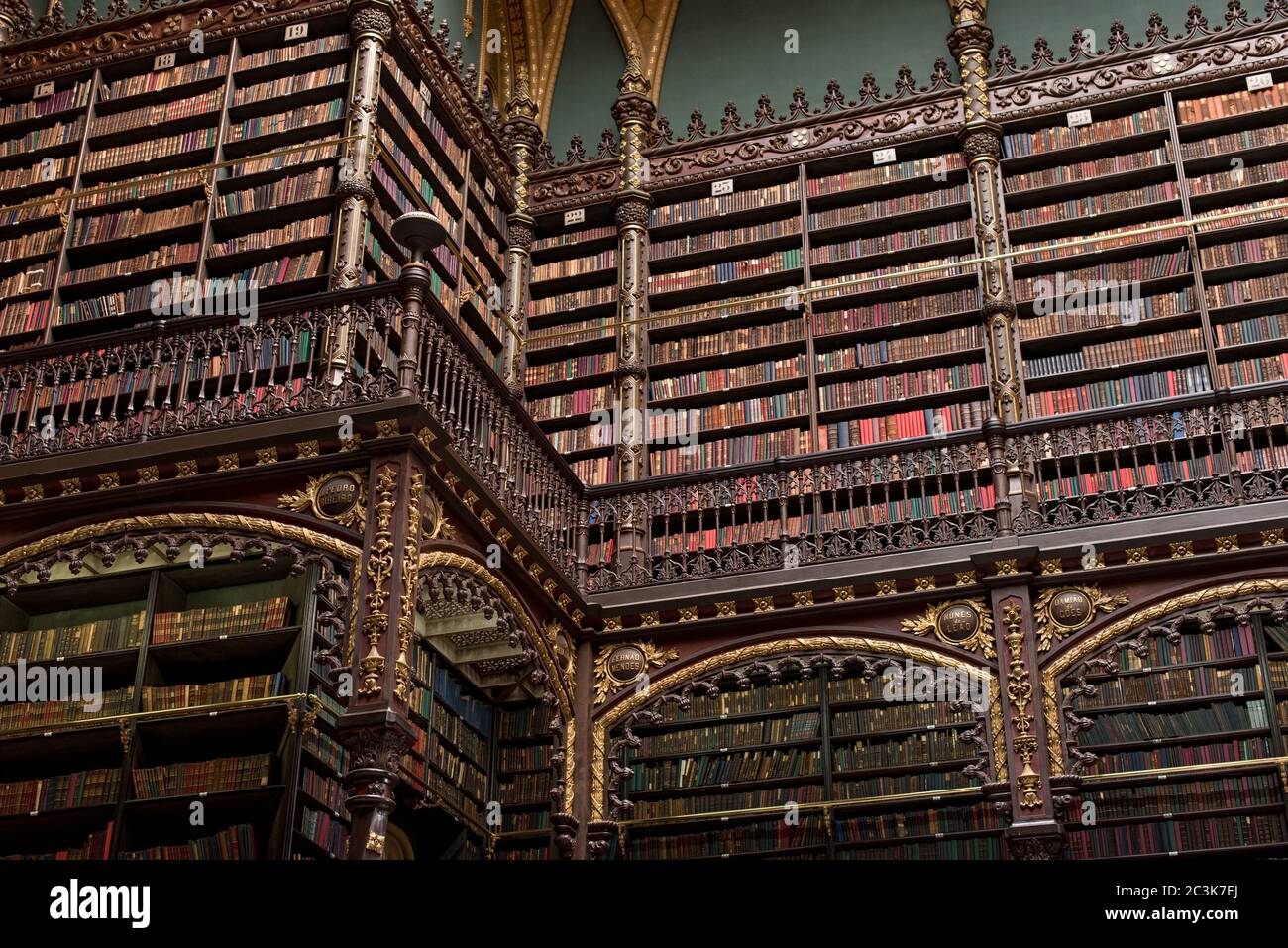 Schön dekorierte Regale voller antiker Bücher Stockfoto