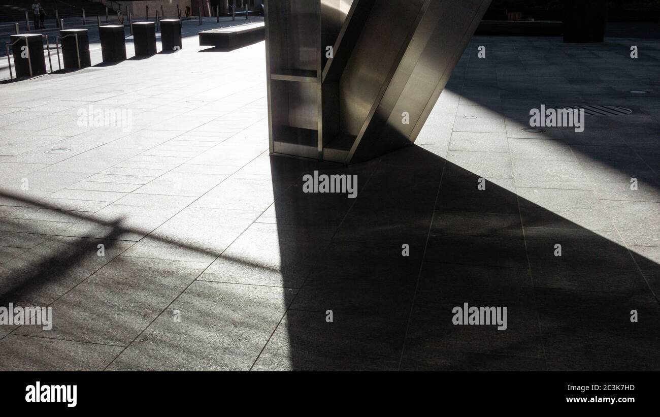 Ein Spiel von architektonischem Licht und Schatten. Teil der Broadgate-Entwicklung im Bishopsgate-Gebiet, City of London Stockfoto