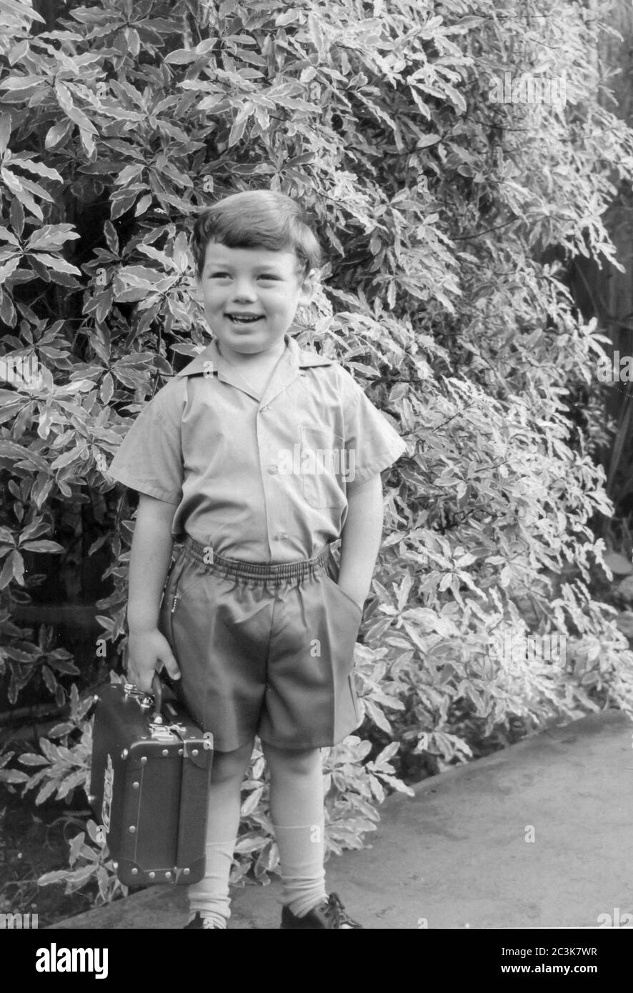 Sydney, Australien, 1972: Ein fünfjähriger Australier lächelt an seinem ersten Schultag Anfang Februar 1972 in Sydney für die Kamera Stockfoto