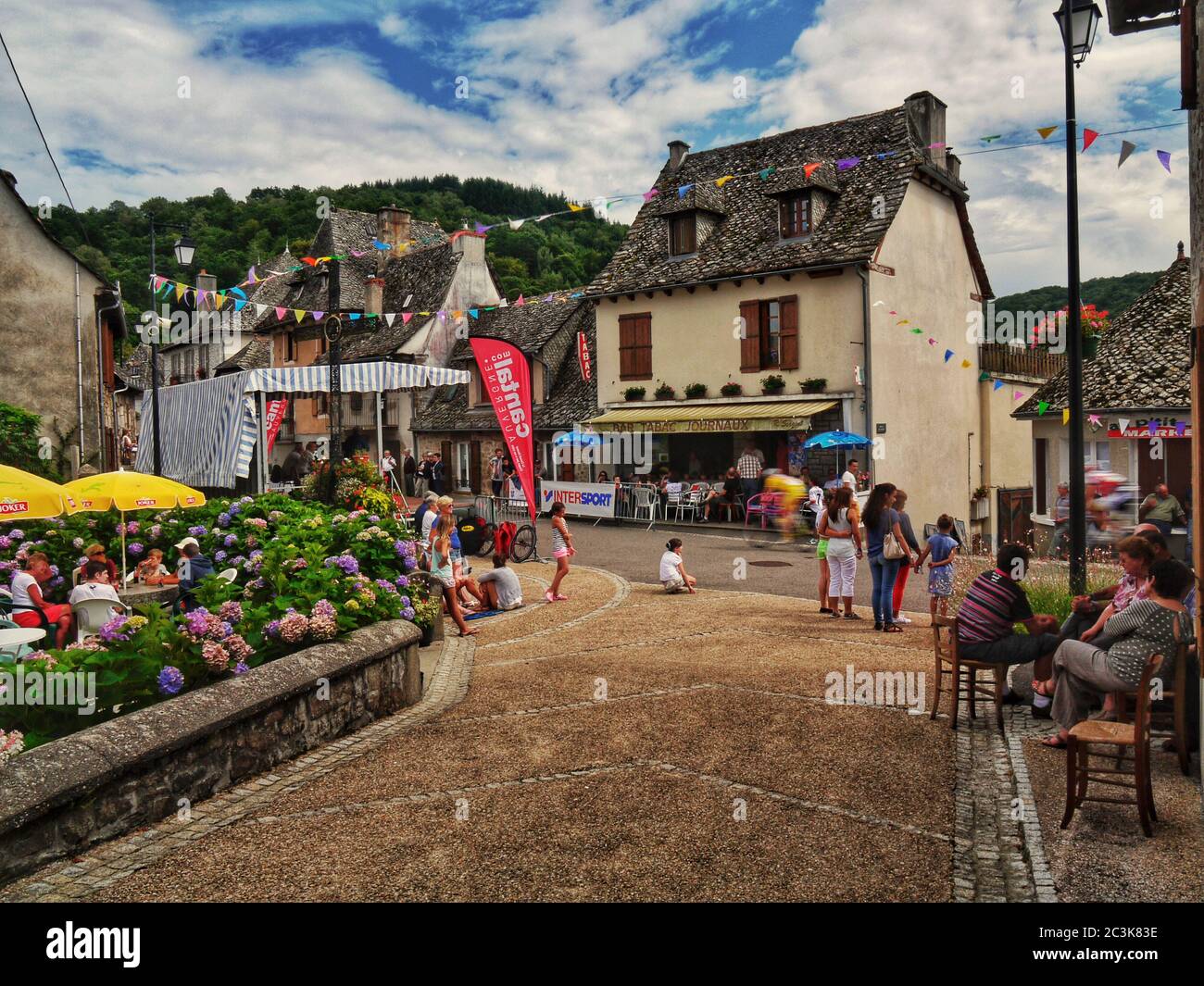 Ein Radrennen durch das französische Dorf Junhac - Auvergne-Rhône-Alpes, Cantal, Frankreich Stockfoto