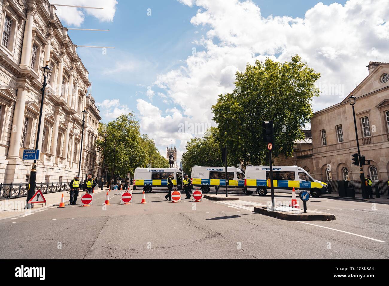 London / UK - 06/20/2020: Polizeibeamte blockieren die Whitehall Street in Westminster während des Protestes um die Black Lives Matter Stockfoto