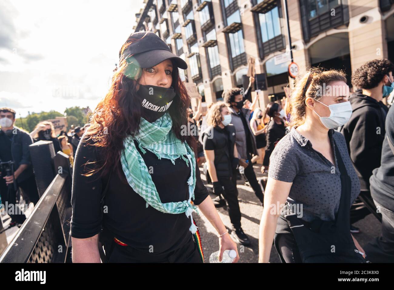 London / UK - 06/20/2020: Weiße Frau in großer Menge von Black Lives Matters Protestierende, die zum Trafalgar Square gehen, skandieren und Banner halten Stockfoto