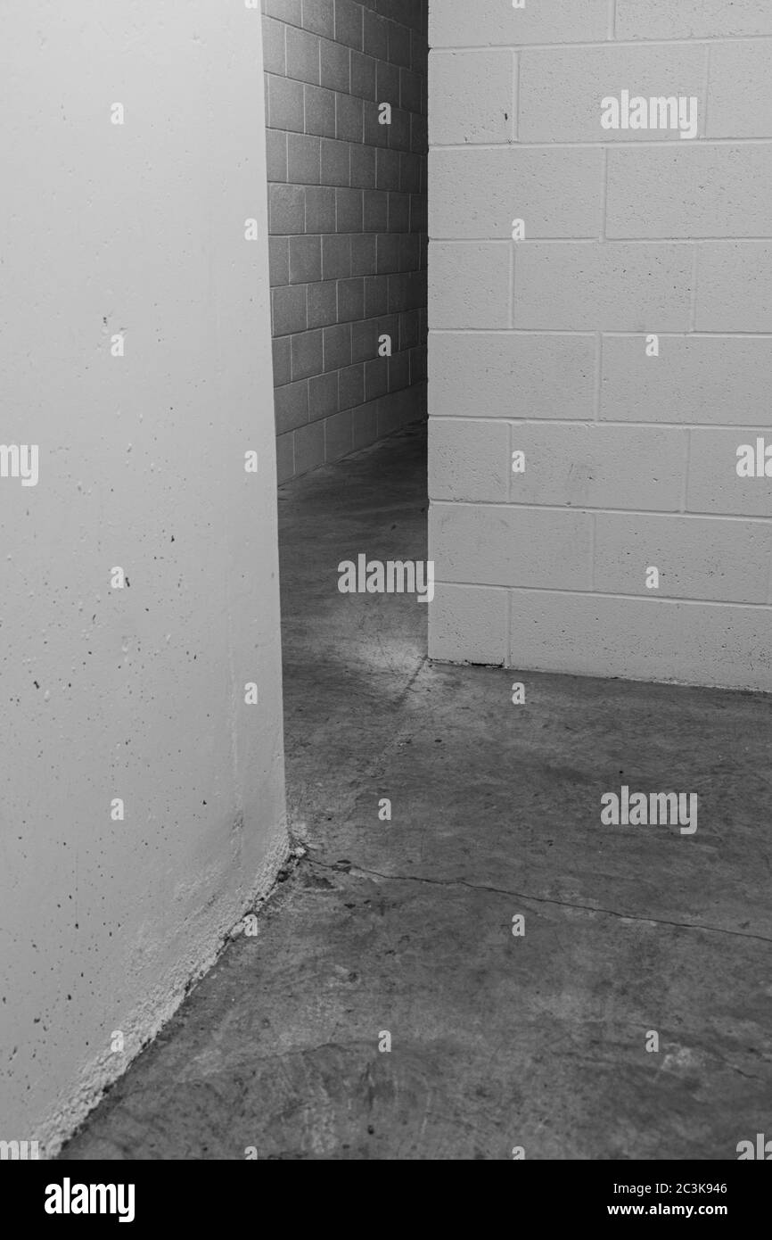 Schwarz-weiß-Bild einer verlassenen Evakuierungsroute aus einer Tiefgarage Stockfoto