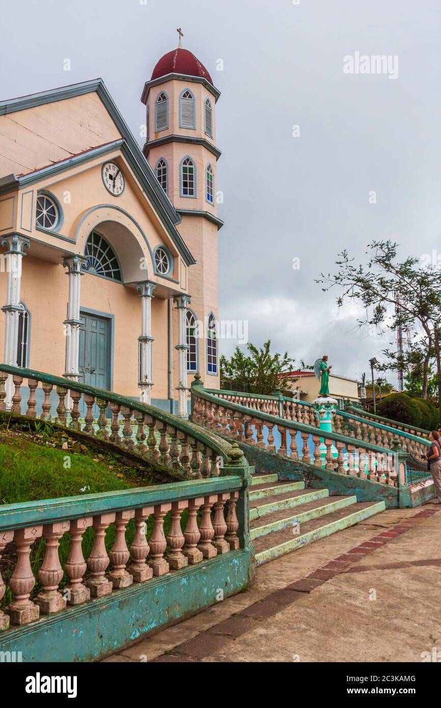 Iglesia de San Rafael Arcángel Katholische Kirche in Zarcero, Costa Rica. Die Kirche ist aus Holz, aber mit Zinn bedeckt, um die sehr alte Struktur zu schützen. Stockfoto