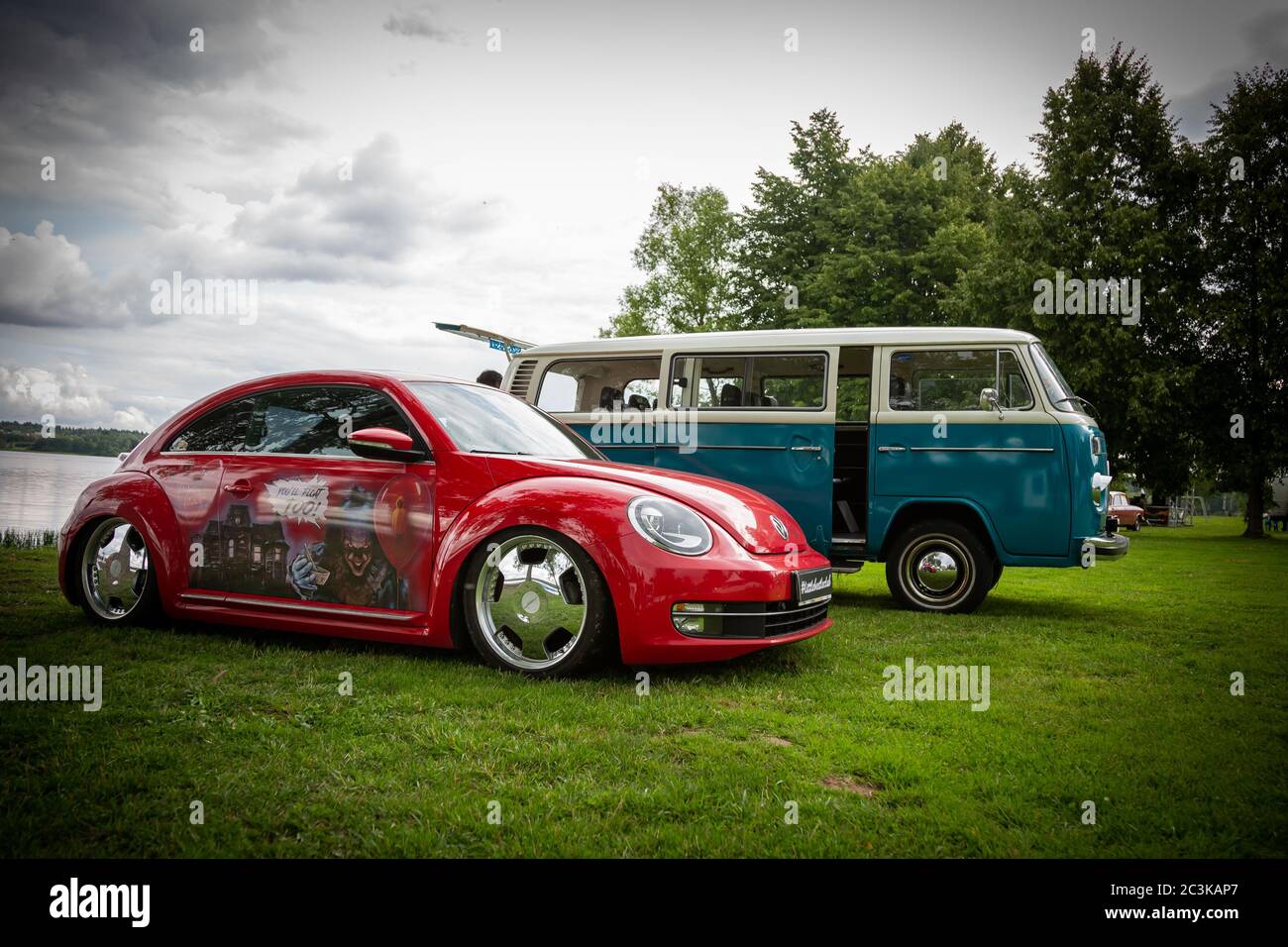 Moskau, Russland - 13. Juli 2019: Volkswagen T1 Transporter und Käfer. Zwei restaurierte Retro-Autos auf dem See. Stockfoto