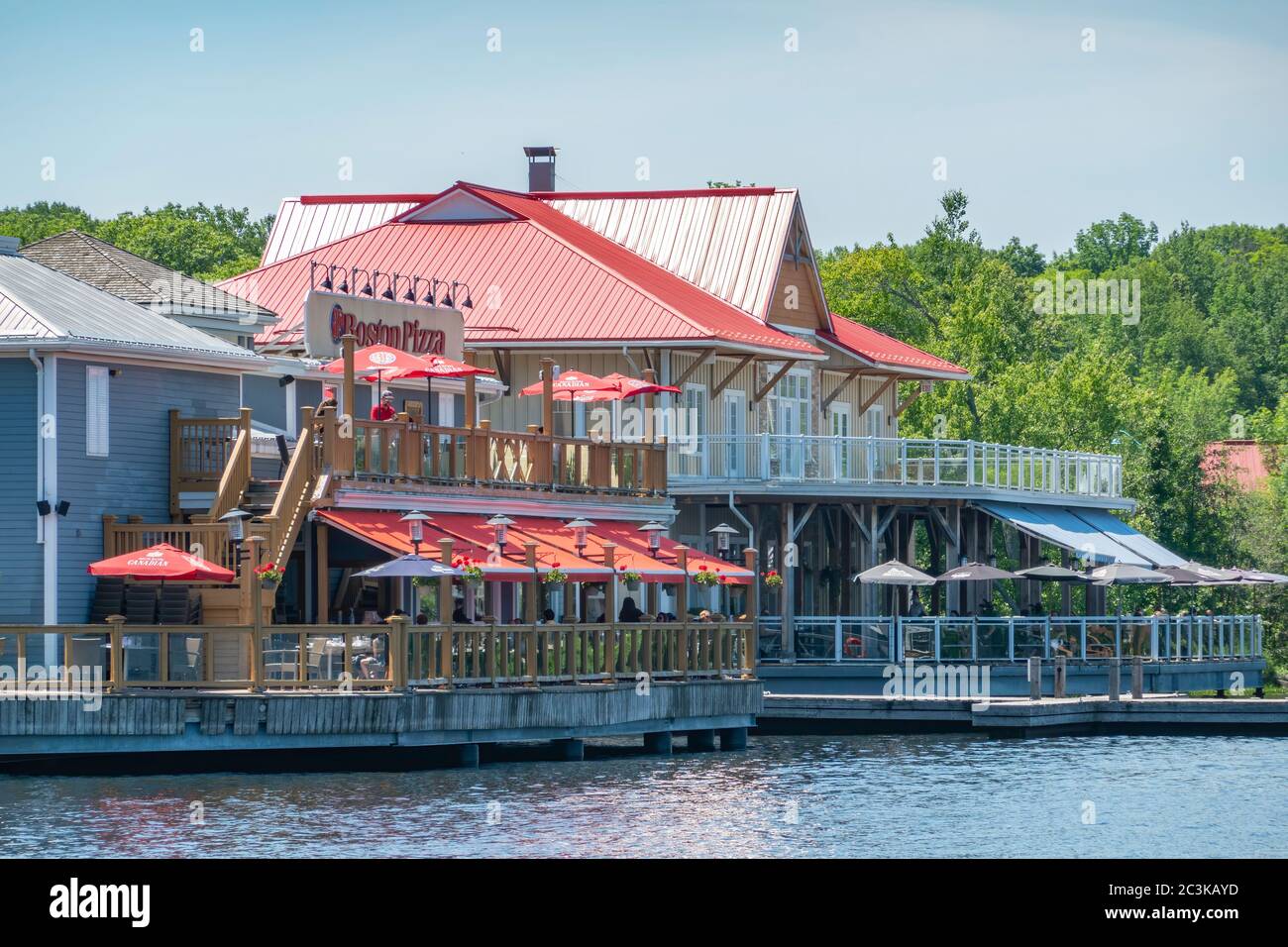 20. Juni 2020- während der Pandemie Covid-19 am Ufer von Gravenhurst Ontario sind Restaurants und Bars langsam. Stockfoto