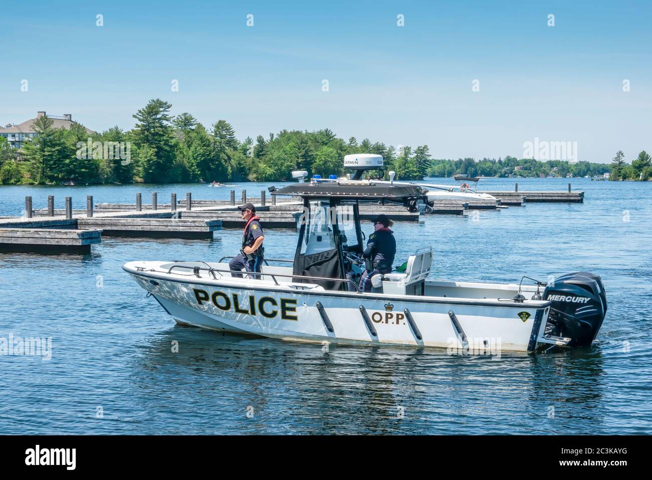 20. Juni 2020- die Ontario Provincial Police Marine Unit patrouilliert während der covid-19 Pandemie auf der praktisch verlassenen Gravenhurst Muskoka Wharf. Stockfoto