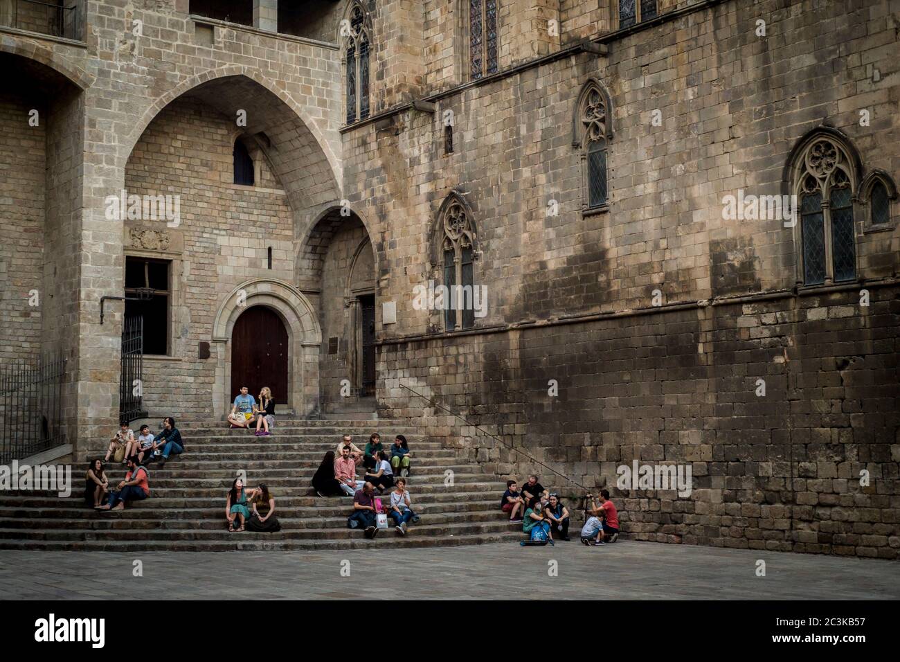 20. Juni 2020, Barcelona, Katalonien, Spanien: An diesem Samstagnachmittag entspannen sich die Barcelonaner auf dem Plaza del Rey im gotischen Viertel der Stadt. Am Sonntag, dem 21. Juni, wird Spanien in die "neue Normalität" eintreten und nach drei Monaten wird der Alarmzustand zu Ende gehen. Quelle:Jordi Boixareu/Alamy Live News Stockfoto