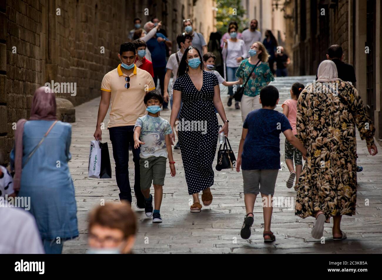 20. Juni 2020, Barcelona, Katalonien, Spanien: An diesem Samstagnachmittag gehen Barcelonaner durch die Straßen des Gotischen Viertels der Stadt. Am Sonntag, dem 21. Juni, wird Spanien in die "neue Normalität" eintreten und nach drei Monaten wird der Alarmzustand zu Ende gehen. Quelle:Jordi Boixareu/Alamy Live News Stockfoto