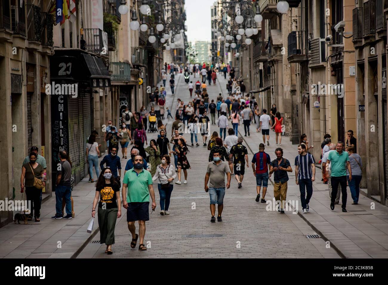 20. Juni 2020, Barcelona, Katalonien, Spanien: An diesem Samstagnachmittag gehen Barcelonaner durch die Straßen des Gotischen Viertels der Stadt. Am Sonntag, dem 21. Juni, wird Spanien in die "neue Normalität" eintreten und nach drei Monaten wird der Alarmzustand zu Ende gehen. Quelle:Jordi Boixareu/Alamy Live News Stockfoto