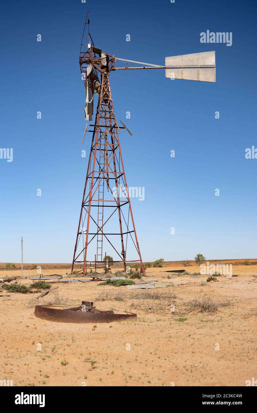 Alte verlassene Windmühle im abgelegenen Australien Stockfoto