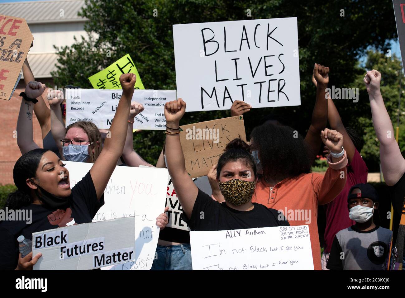 Kennesaw, GA, USA. Juni 2020. Black Lives Matter Demonstranten versammeln sich vor dem WildmanÃs Civil war Surplus Shop in der Innenstadt von Kennesaw, Gas, um gegen die angeblichen rassistischen und bigotten Kommentare, Einstellungen und storeÃs Inhalte zu protestieren. Quelle: Robin Rayne/ZUMA Wire/Alamy Live News Stockfoto