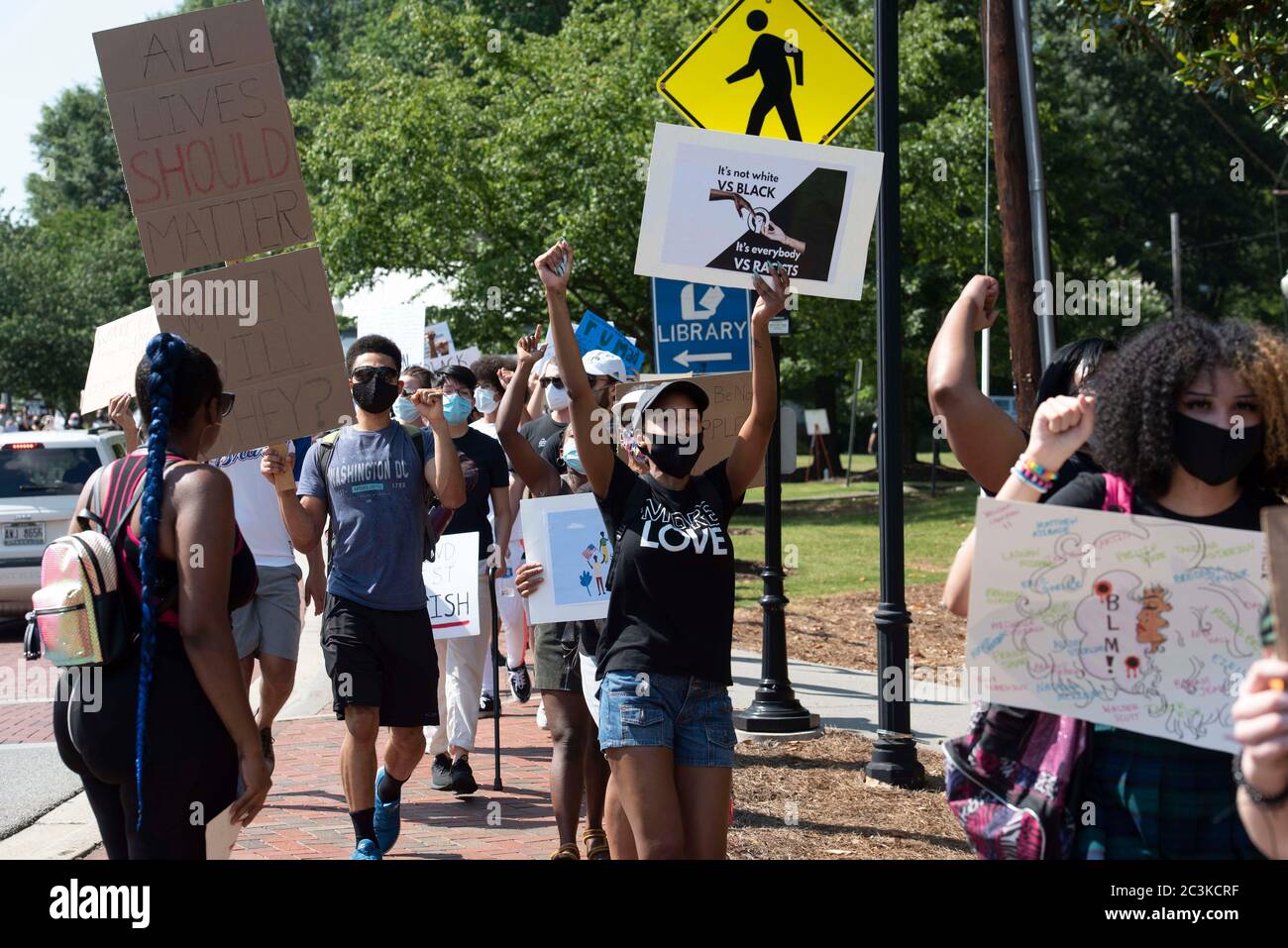 Kennesaw, GA, USA. Juni 2020. Black Lives Matter Demonstranten versammeln sich vor dem WildmanÃs Civil war Surplus Shop in der Innenstadt von Kennesaw, Gas, um gegen die angeblichen rassistischen und bigotten Kommentare, Einstellungen und storeÃs Inhalte zu protestieren. Quelle: Robin Rayne/ZUMA Wire/Alamy Live News Stockfoto