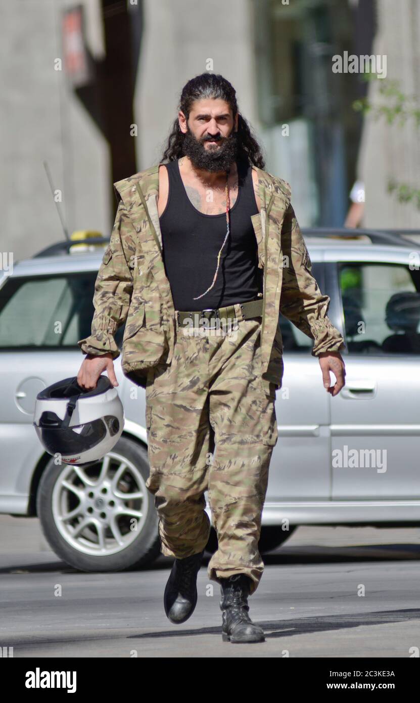 Armenischer Mann in Militärkleidung und mit Helm, Northern Avenue, Jerewan, Armenien Stockfoto