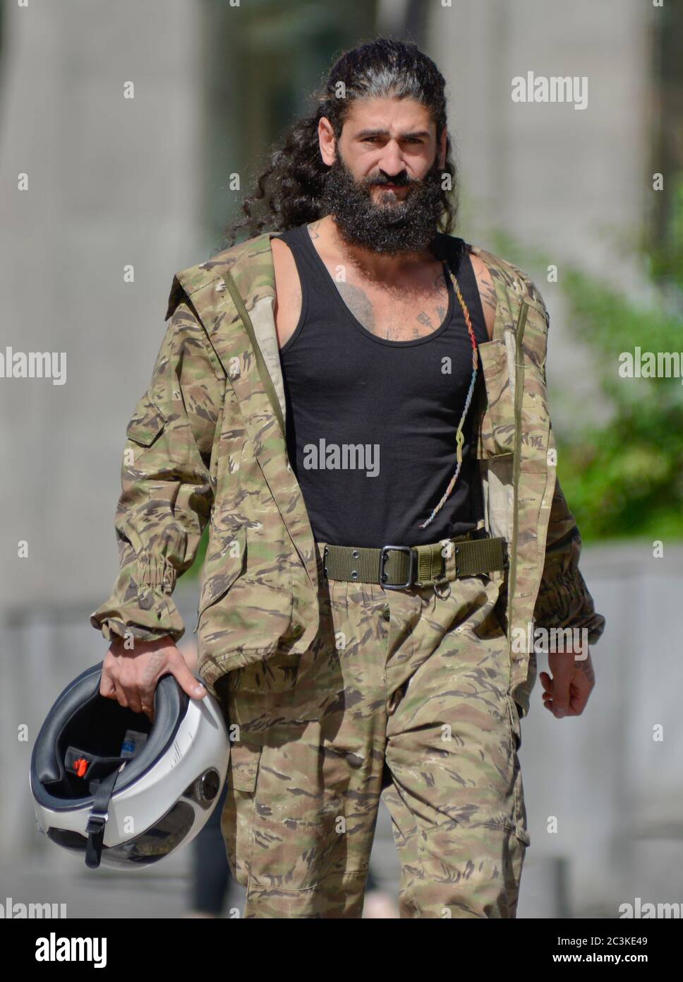Armenischer Mann in Militärkleidung und mit Helm, Northern Avenue, Jerewan, Armenien Stockfoto