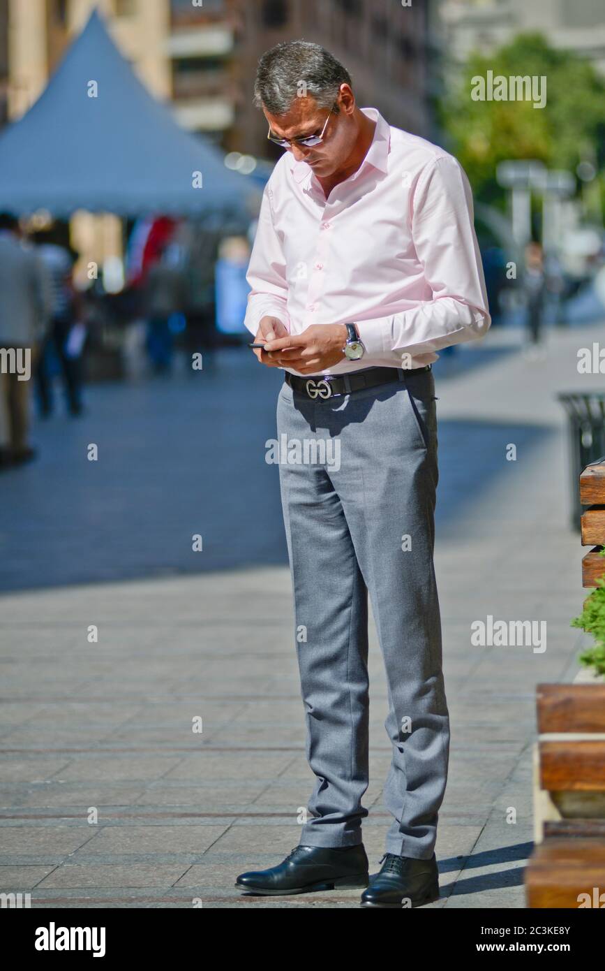 Armenischer Geschäftsmann in der nördlichen Avenue, Jerewan, Armenien Stockfoto