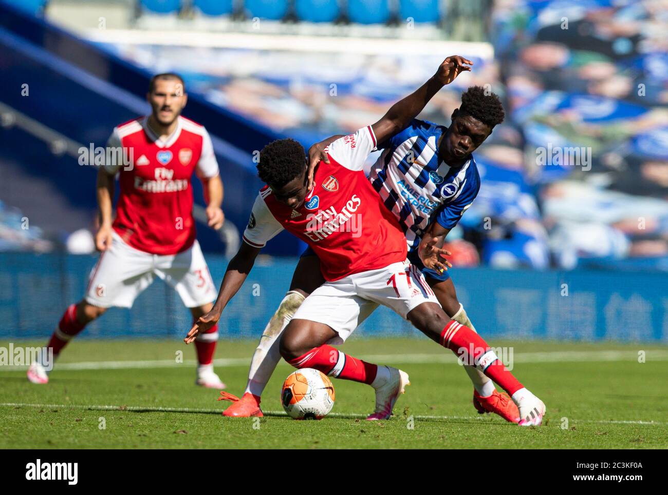 Brighton. Juni 2020. Arsenals Bukayo Saka (C) steht mit Brighton und Hove Albions Yves Bissouma (R) während des Premier League-Spiels zwischen Brighton und Hove Albion und Arsenal FC im American Express Community Stadium in Brighton, Großbritannien, am 20. Juni 2020. Quelle: Xinhua/Alamy Live News Stockfoto