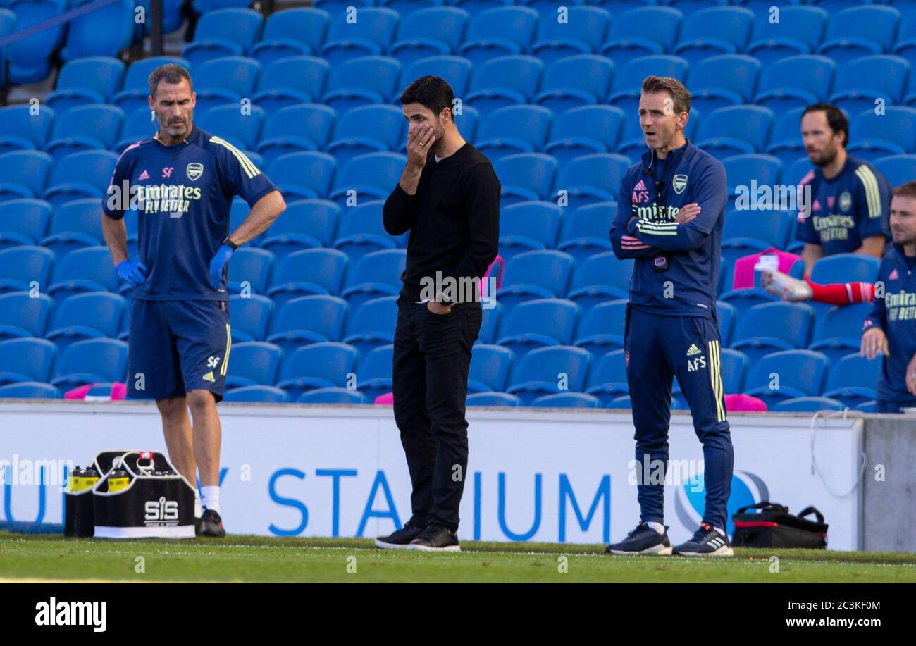 Brighton. Juni 2020. Arsenals Manager Mikel Arteta (2. L) reagiert auf das Premier League-Spiel zwischen Brighton und Hove Albion und Arsenal FC im American Express Community Stadium in Brighton, Großbritannien, am 20. Juni 2020. Quelle: Xinhua/Alamy Live News Stockfoto