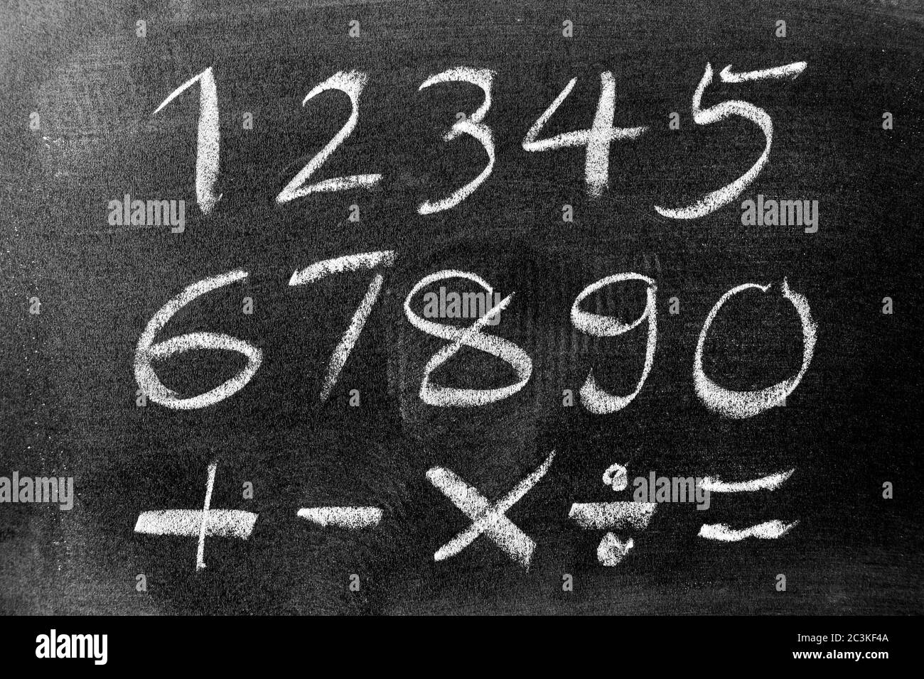 Weiße Kreide Handzeichnung der Zahl und Mathematik Symbol (Plus, Minus ...