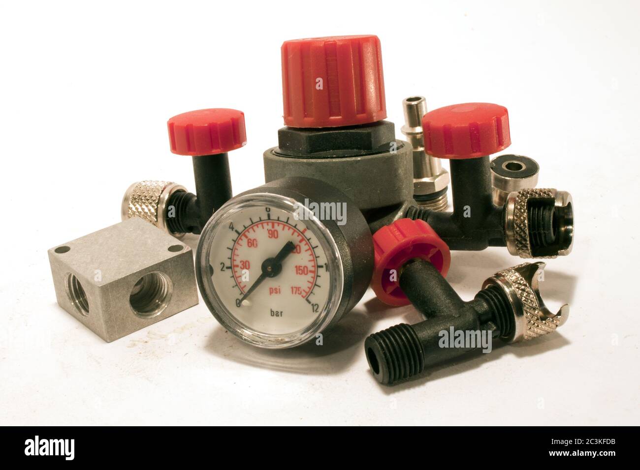 Nahaufnahme eines Messgerätes mit Filtern unter dem Licht Isoliert auf weißem Hintergrund Stockfoto