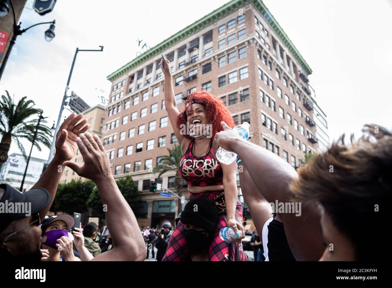 Ein B.L.M Protestor feiert, nachdem die Bereitschaftspolizei aus einer Pattsituation zurückzog und der Protest nach Hollywood Blvd in Los Angeles, CA, ziehen durfte. Stockfoto