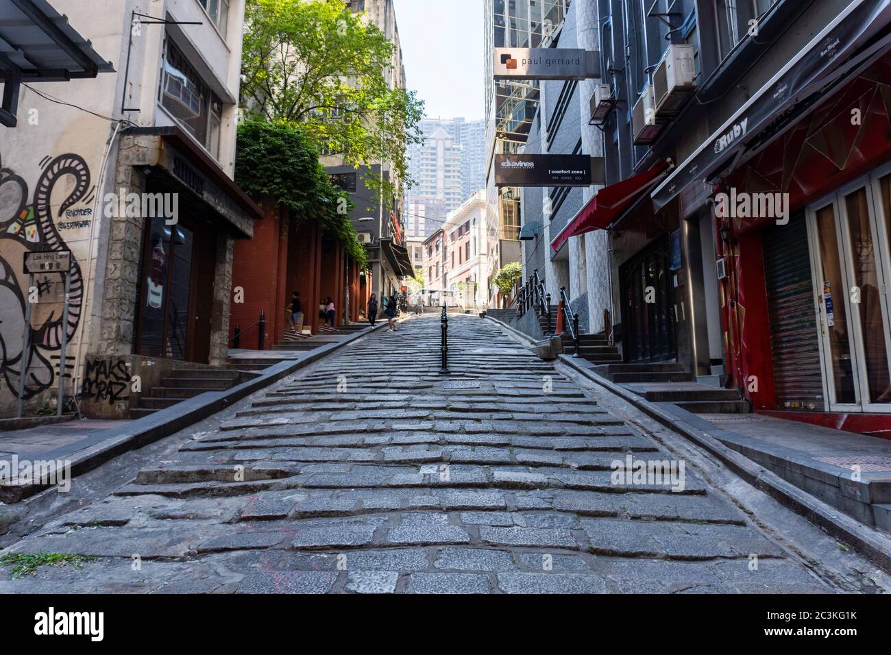 Pottinger Street oder Stone Slab Street in Central. Die Straße ist ungleichmäßig durch Granitsteinstufen gepflastert. Es wurde 1858 nach Henry Pottinger benannt Stockfoto