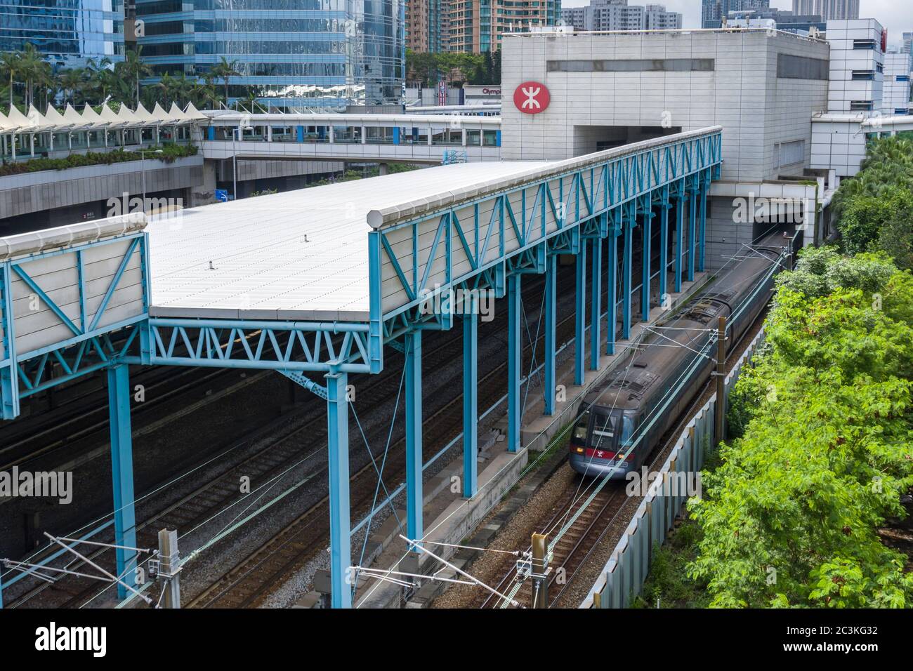 MTR U-Bahn, abfahrenden Station, Kong Kong. Mittlere Aufnahme, High-Angle-Ansicht Stockfoto