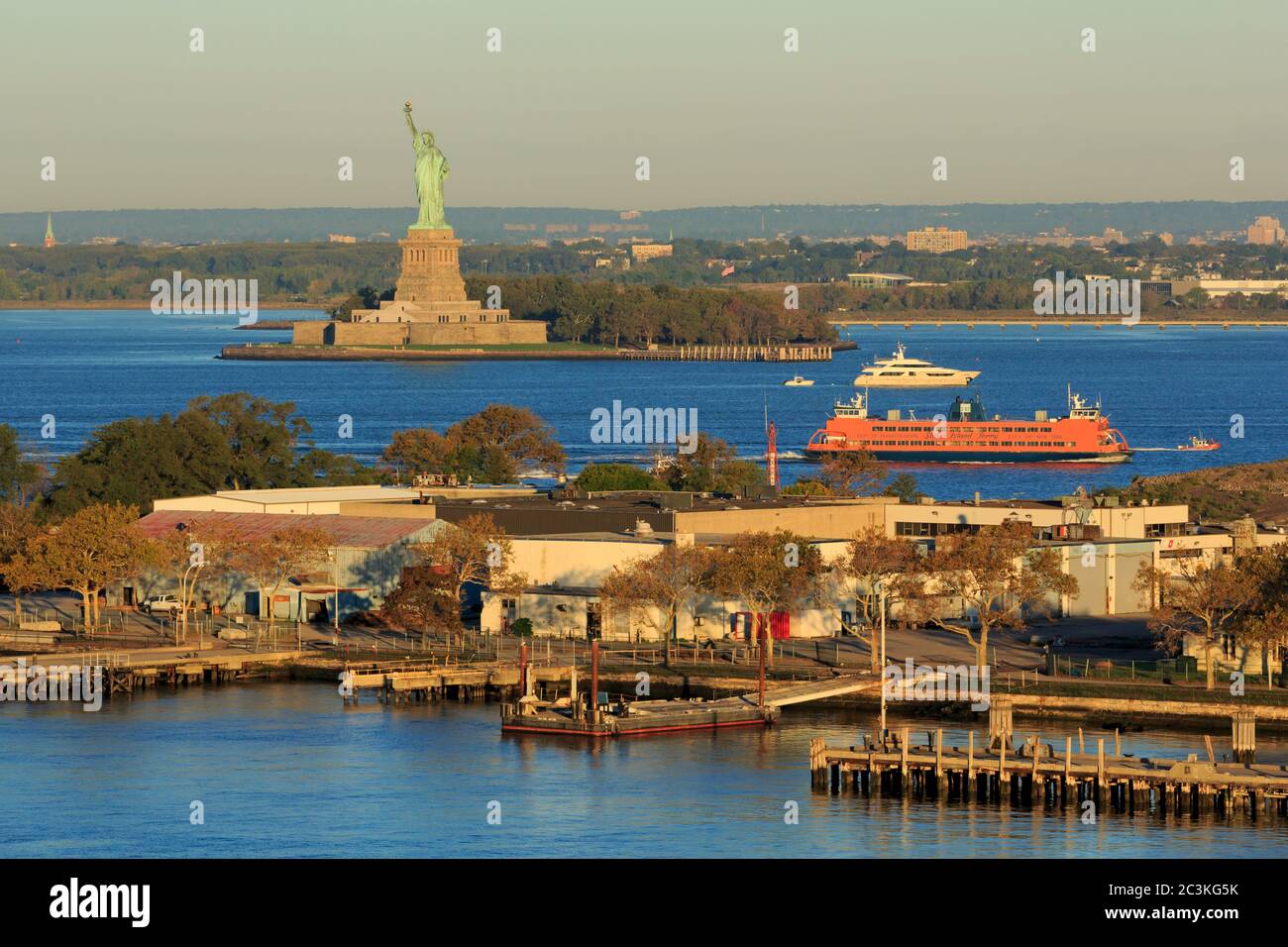 Freiheitsstatue & Governors Island, New York City, New York State, Vereinigte Staaten von Amerika Stockfoto