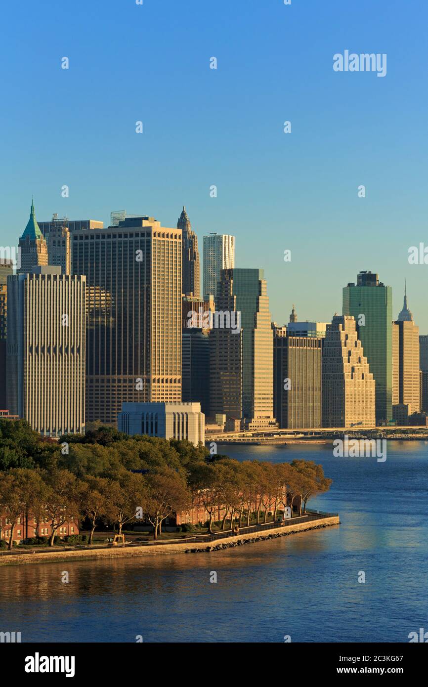 Governors Island & Skyline von Lower Manhattan, New York City, New York State, Vereinigte Staaten von Amerika Stockfoto