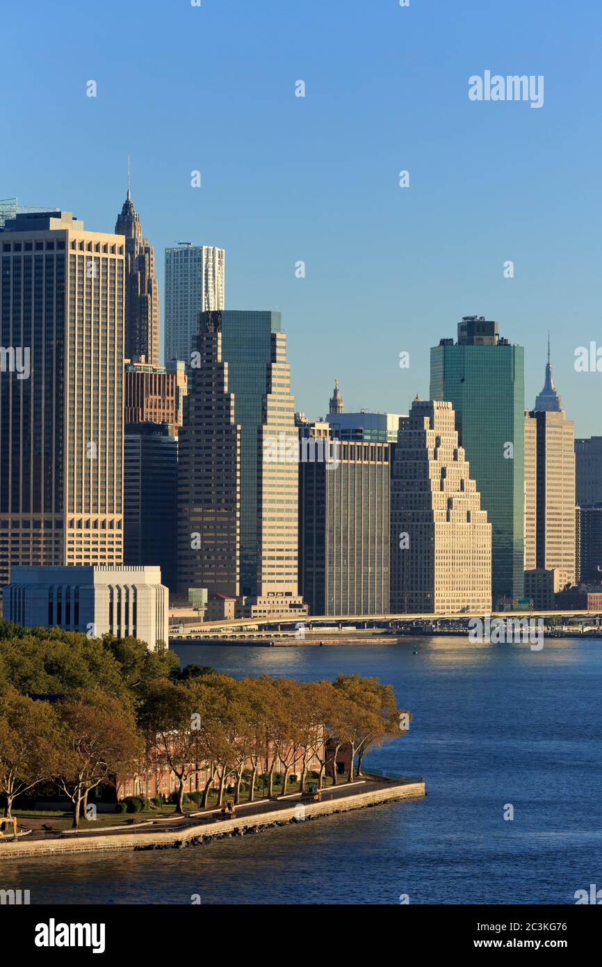 Governors Island & Skyline von Lower Manhattan, New York City, New York State, Vereinigte Staaten von Amerika Stockfoto