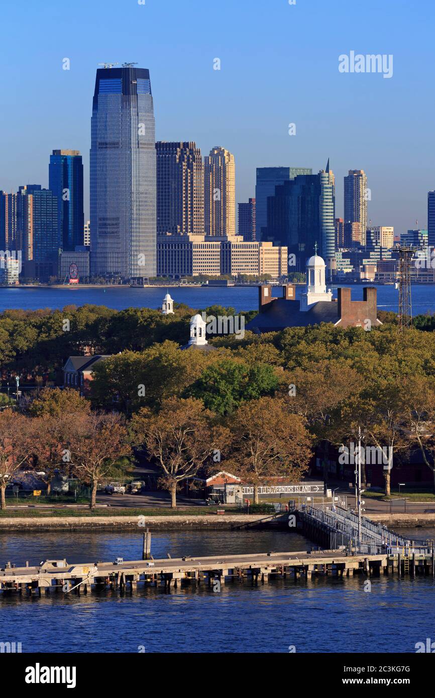 Governors Island & Jersey City Skyline, New York City, New York State, Vereinigte Staaten von Amerika Stockfoto