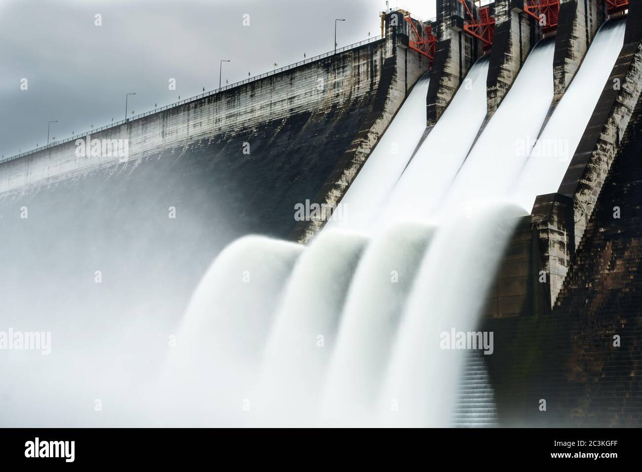 Wasser verschüttet über den Damm Stockfoto