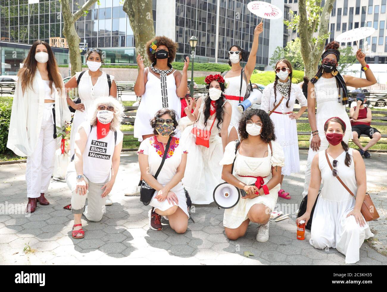 New York, NY, USA. Juni 2020. Intersectional Voices Collective Out and about for New Arts-Activism Collective THE BLACKSMITHS Launch Freedom Summer Campaign, Foley Square, New York, NY 20. Juni 2020. Kredit: CJ Rivera/Everett Sammlung/Alamy Live Nachrichten Stockfoto