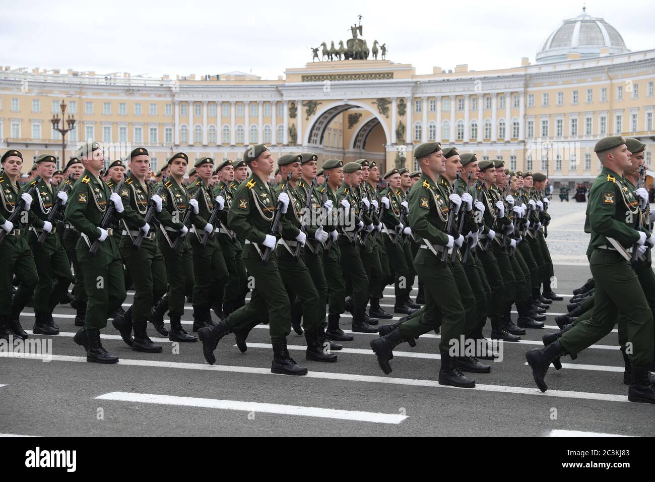 Sankt Petersburg, Russland. Mai 2020. Russische Militärangehörige nehmen an einer Generalprobe der Siegestag Parade auf dem Dwortsowaja Platz vor dem Eremitage Staatsmuseum Teil.die Militärparade anlässlich des 75. Jahrestages des Sieges über Nazi-Deutschland im Zweiten Weltkrieg, die in mehreren Städten von stattfinden wird Russland am 24. Juni 2020. Die Parade der Truppe als Teil der Parade zum Victory Day am 09. Mai wurde aufgrund der Covid-19 Pandemie abgesagt. Kredit: Sergei Mikhailichenko/SOPA Images/ZUMA Wire/Alamy Live Nachrichten Stockfoto