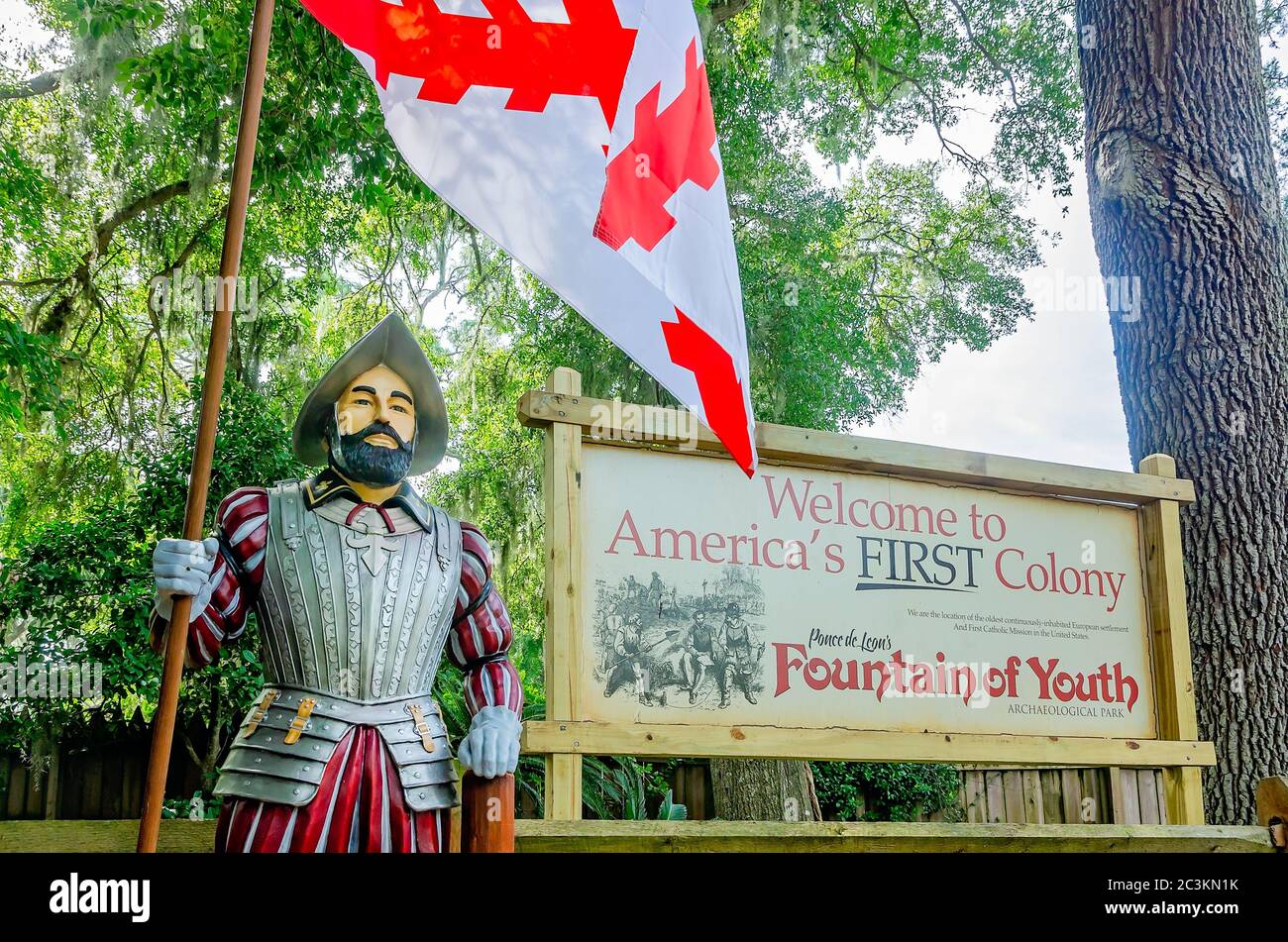 Eine Statue von Ponce de Leon steht neben einem Schild am Eingang zum Fontaine of Youth Archaeological Park in St. Augustine, Florida. Stockfoto