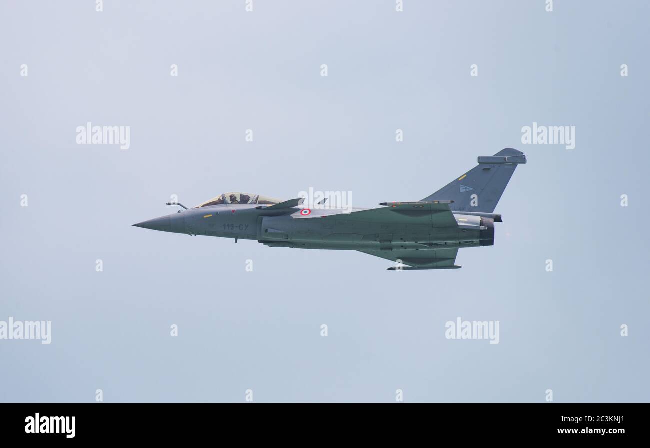 Singapur - 14. Februar 2016: Dassault Rafale von der französischen Luftwaffe (Armée de l'air) während ihrer Vorstellung auf der Singapore Airshow in Changi Exhibition Stockfoto
