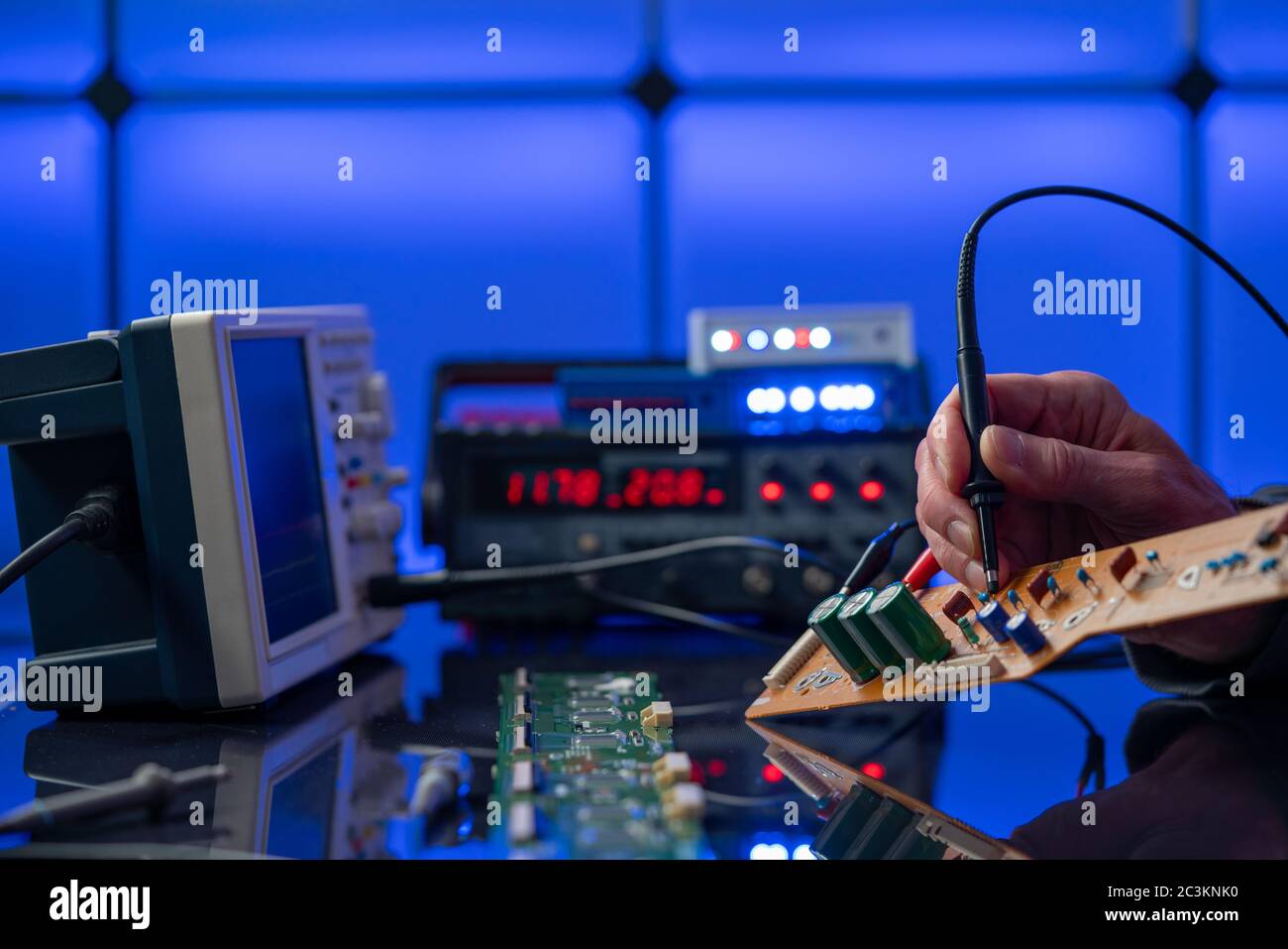Mikrocontroller für Leiterplattenmontage im Elektroniklabor Stockfoto