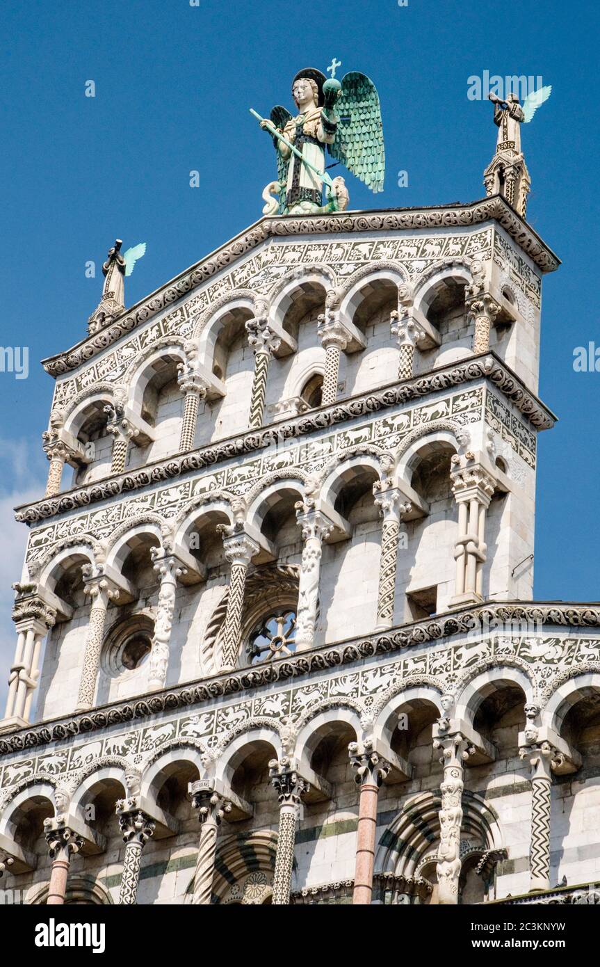 Erzengel Michael erschluckt einen Drachen auf der Fassade des Chiese di San Michele in Foro, Lucca, Toskana Stockfoto