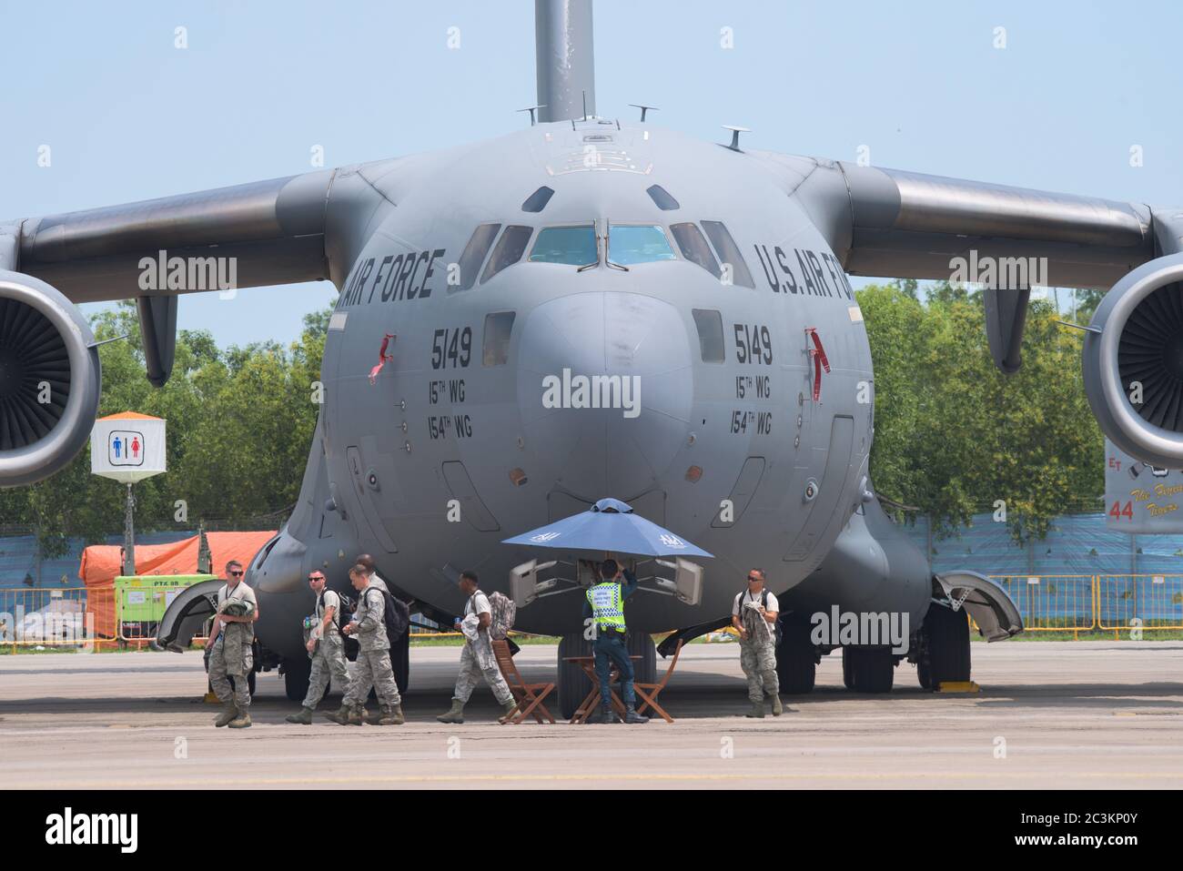 Singapur - 14. Februar 2016: Die amerikanische Flugcrew verlässt ihr militärisches Transportflugzeug Boeing C-17 nach Ankunft auf der Singapore Airshow in CH Stockfoto