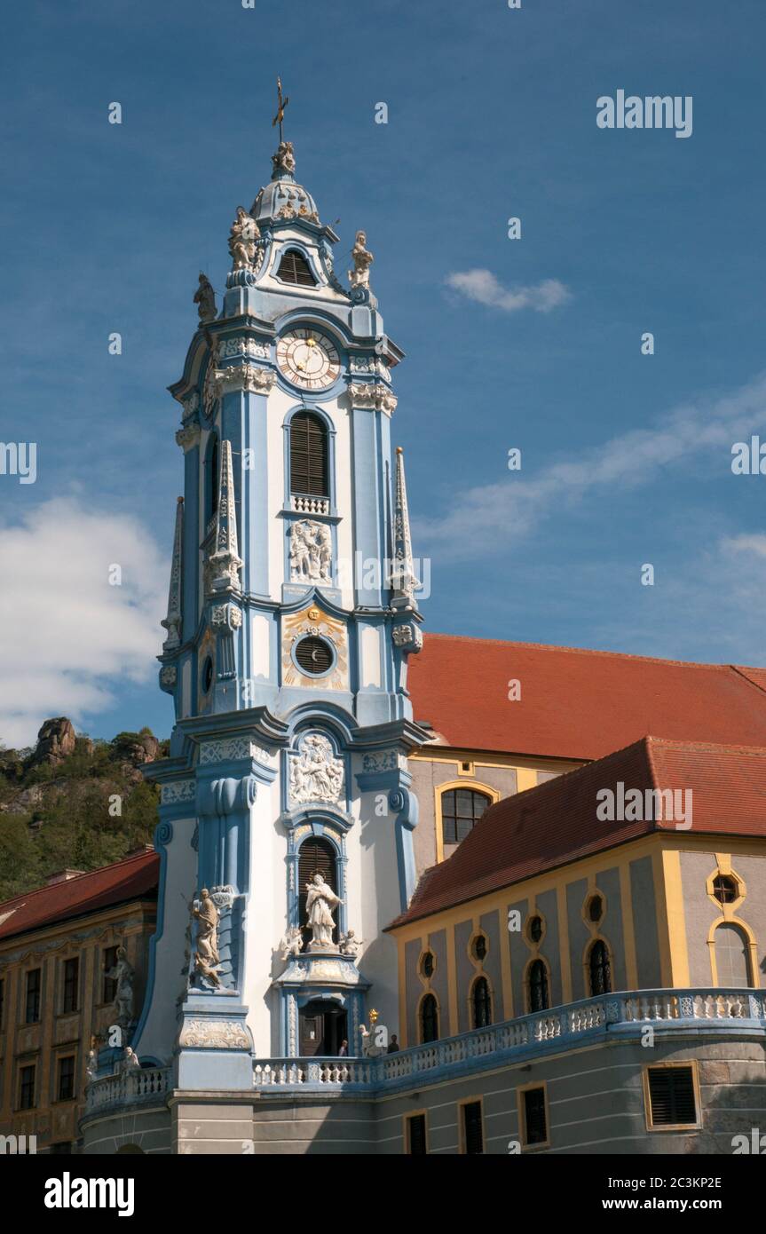 Wahrzeichen Kirchturm in Dürnstein (Durnstein) an der Donau oder Donau, Wachau, Österreich Stockfoto