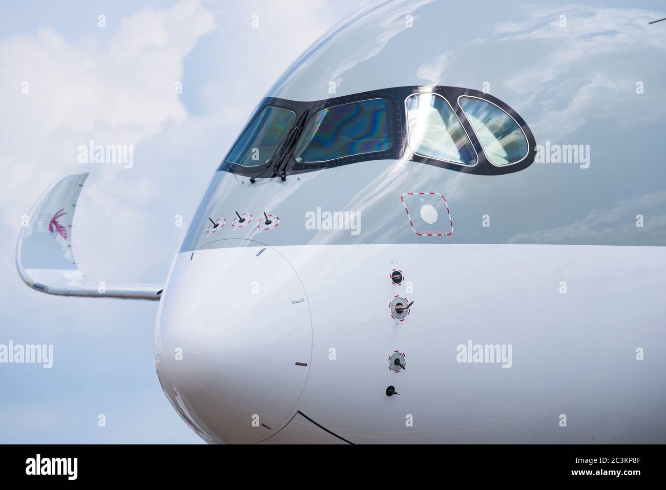 Singapur - 16. Februar 2016: Vorderseite eines Airbus A350-900 XWB in der Lackierung von Qatar Airways während der Singapore Airshow im Changi Exhibition Centre in Stockfoto