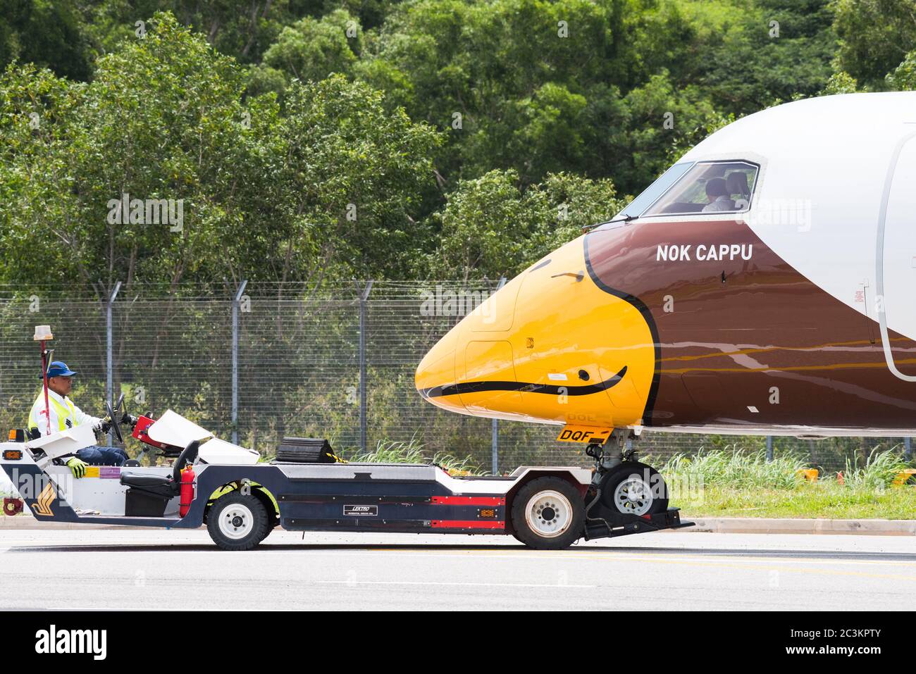 Singapur - 17. Februar 2016: Front eines Bombardiers Q400 NextGen in NOK Air Lackierung wird während der Singapore Airshow in Changi Exhi in Position gebracht Stockfoto