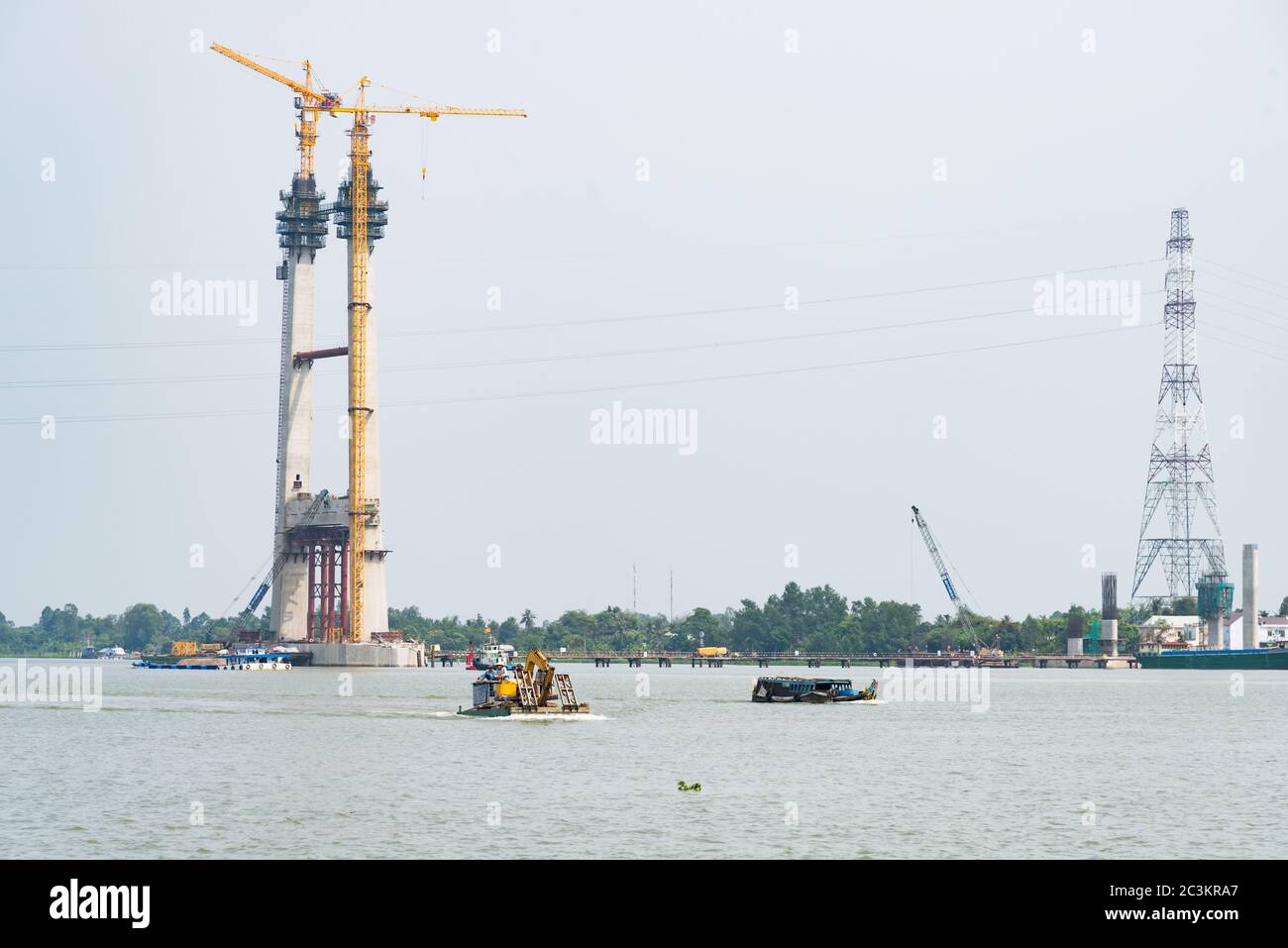 Cao Lanh, Vietnam - 17. März 2016: Autofähren im Mekong-Delta Vietnams werden schnell durch Autobahnbrücken ersetzt, wie hier bei Cao Lanh Stockfoto