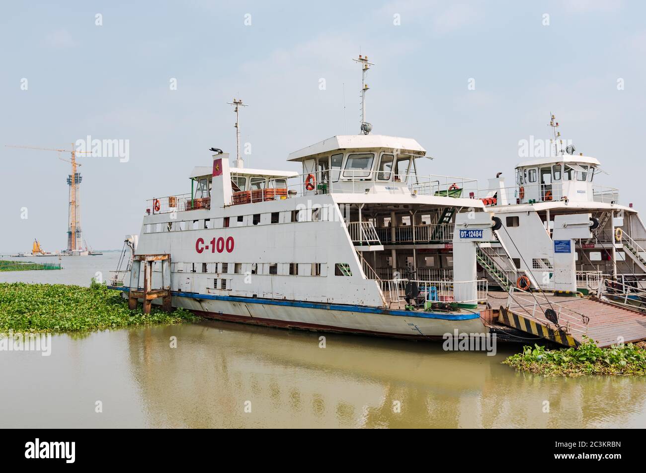 Cao Lanh, Vietnam - 17. März 2016: Autofähren im Mekong-Delta Vietnams werden schnell durch Autobahnbrücken ersetzt, wie hier bei Cao Lanh Stockfoto