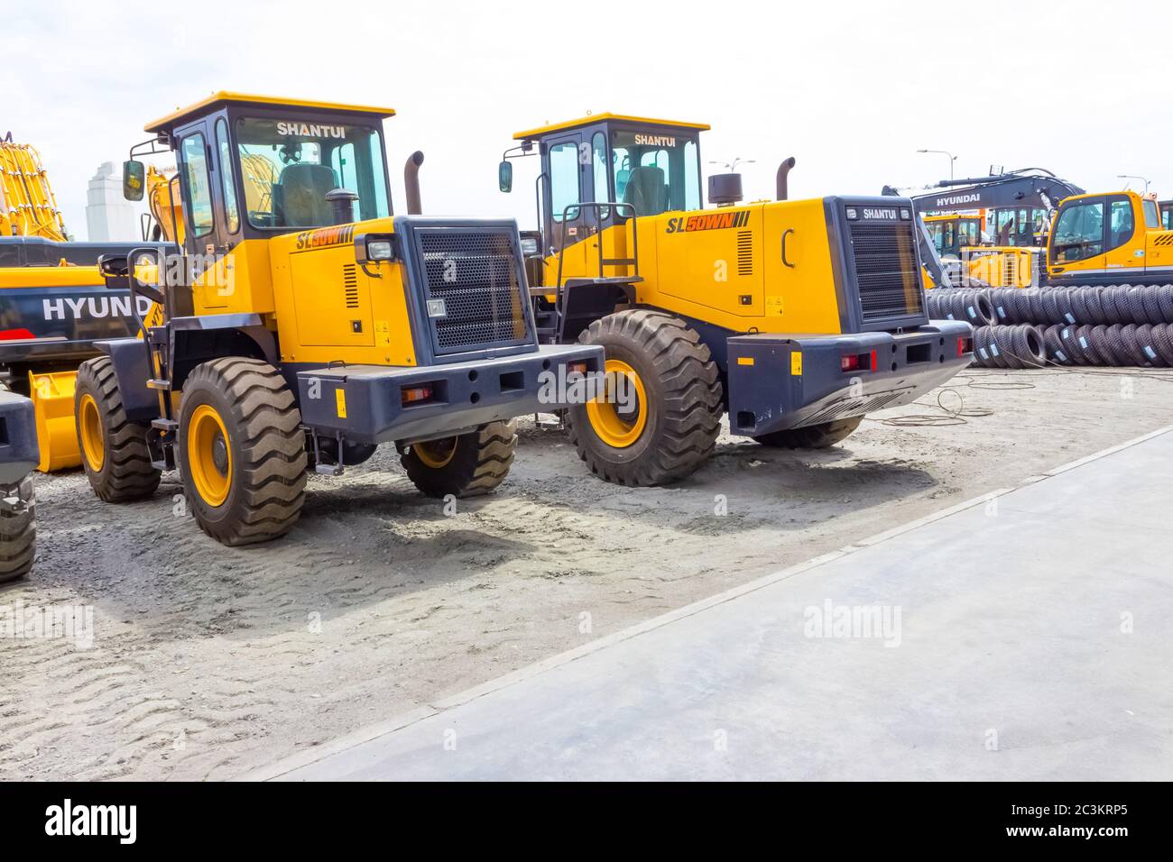 Kiew, Ukraine - 16. Juni 2020: Die Traktoren Shantui auf den Bau in Kiew, Ukraine am 16. Juni 2020 Stockfoto
