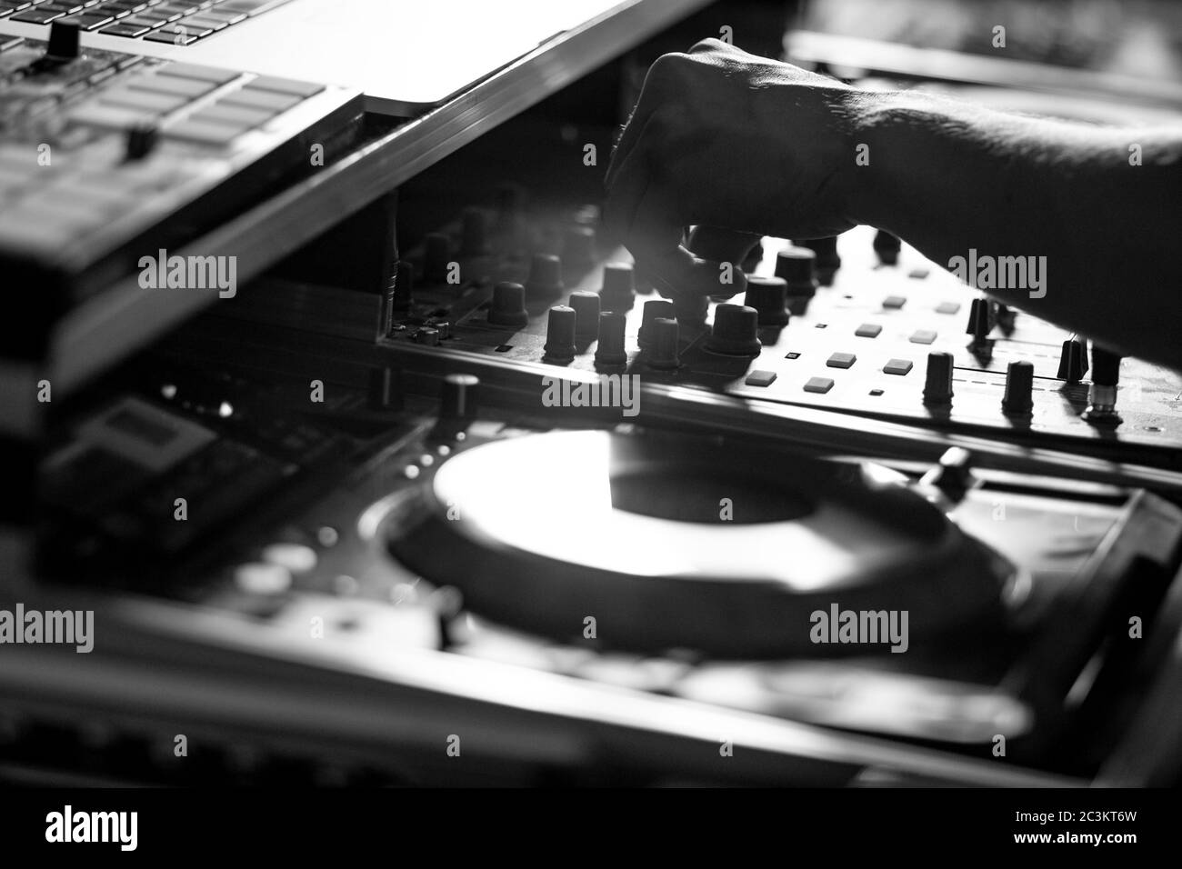 DJ-Plattenspieler mischen House Techno Musik im Club. Disco-Stimmung am Strand. Klingt wie tomorrowland und brennender Mensch. Hochzeit dj für Hochzeitsfeier. Stockfoto