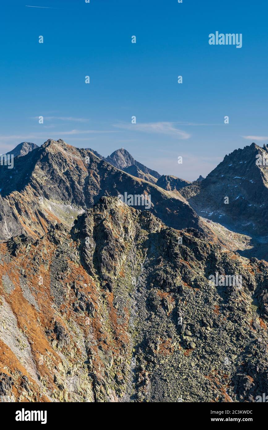 Erstaunlicher Herbst hohe Tatra Berge in der Slowakei - Strbsky Stit, Ladovy Stit, Lomnicky Stit, Pysny Stit, Rysy und Tazky Stit Berggipfel mit klaren Stockfoto