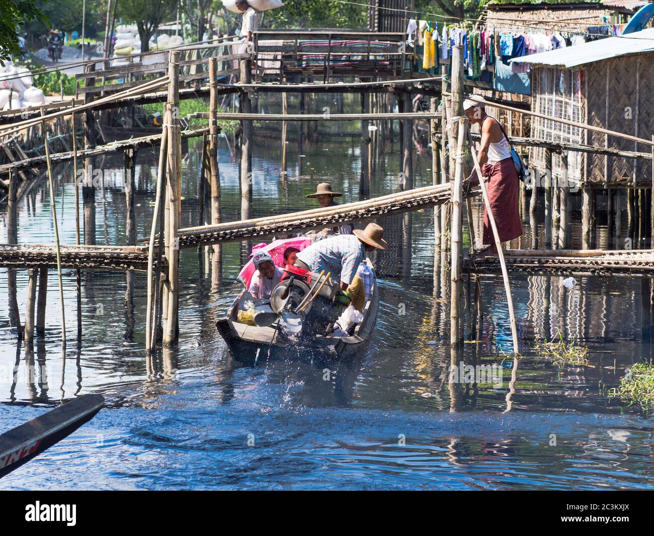 Maubin, MYANMAR - 12. NOVEMBER 2014: Kanalfähre unter einer niedrigen Brücke in Maubin, Ayeyarwady Division im Südwesten von Myanmar. Viele Häuser in den sind Stockfoto