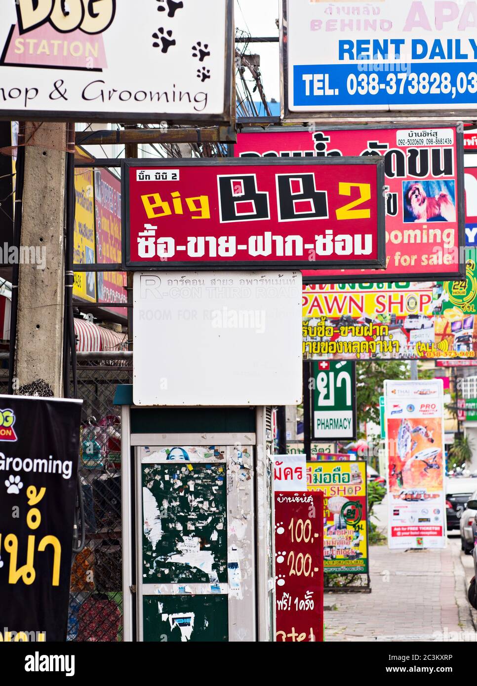 PATTAYA, THAILAND - 27. NOVEMBER 2014: Eine Fülle von Shop-Schilder entlang der Bürgersteig von Pattaya Third Road in Pattaya City, Thailand macht Navigieren Stockfoto